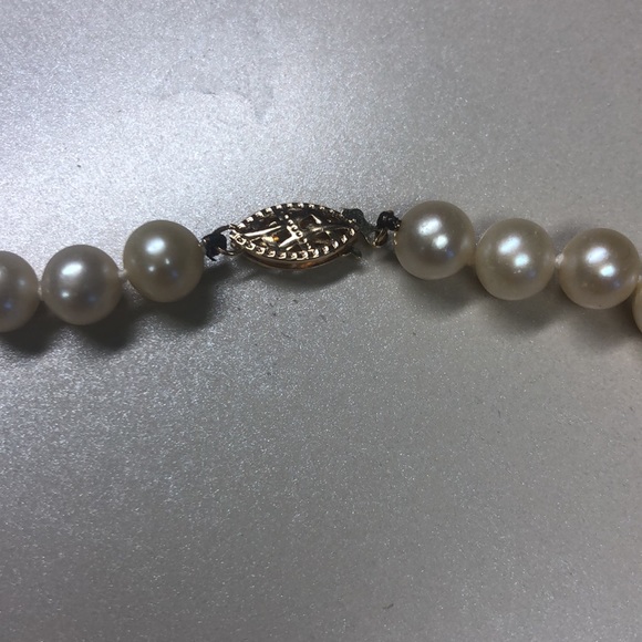 Single Strand Pearl Choker Necklace *TEMP SALE 09/18 - Picture 3 of 4